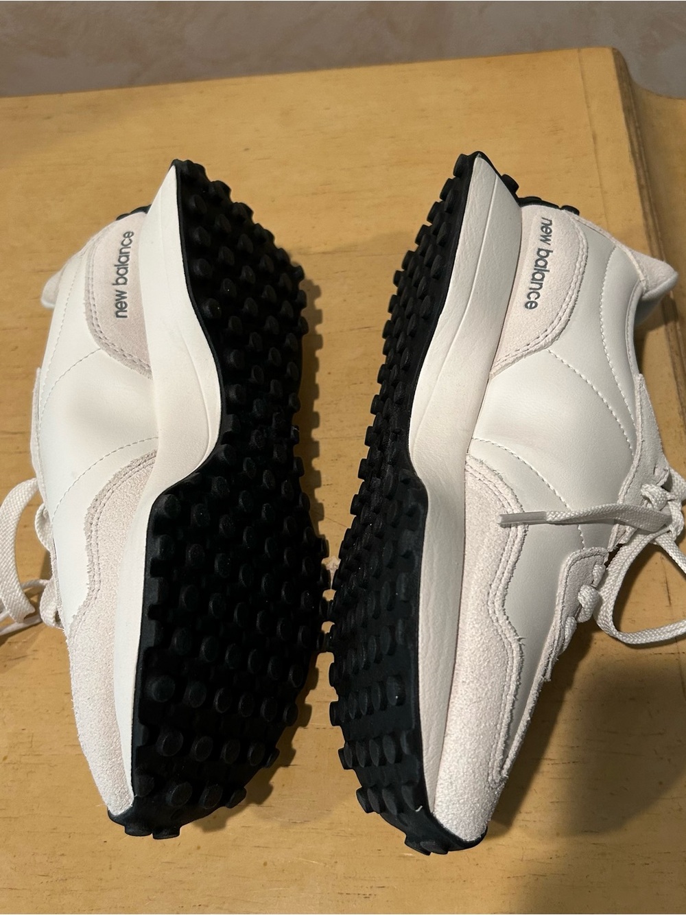 New balance womens 327 leather, suede, black and white sneaker in size 7 - Picture 5 of 14